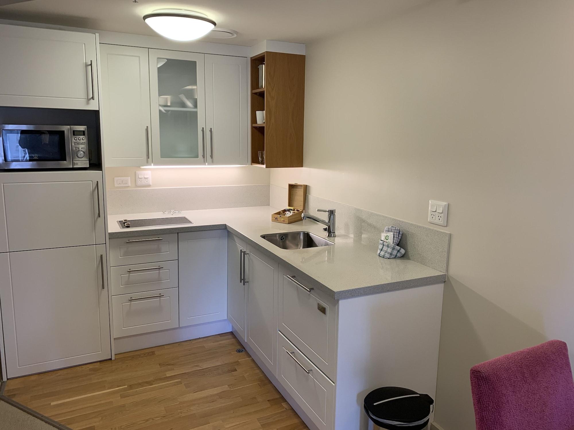 Vr Takapuna Auckland Dış mekan fotoğraf A typical kitchen in a student apartment