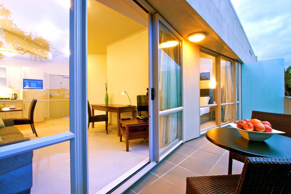 Vr Takapuna Auckland Dış mekan fotoğraf A sliding door