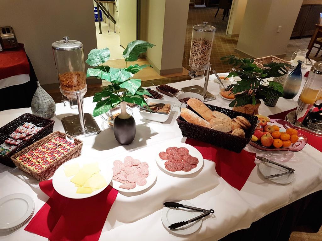 Vr Takapuna Auckland Dış mekan fotoğraf A buffet at a hotel