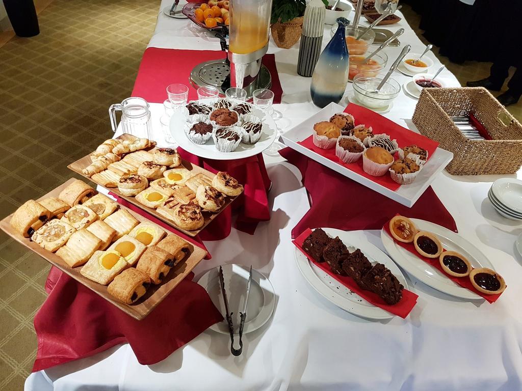 Vr Takapuna Auckland Dış mekan fotoğraf A selection of afternoon tea items