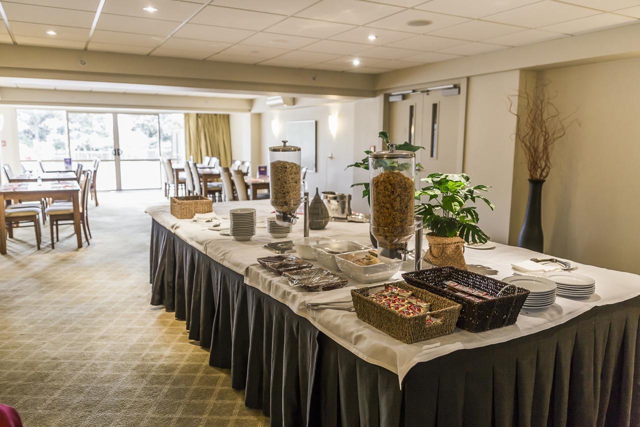 Vr Takapuna Auckland Dış mekan fotoğraf A buffet at a hotel